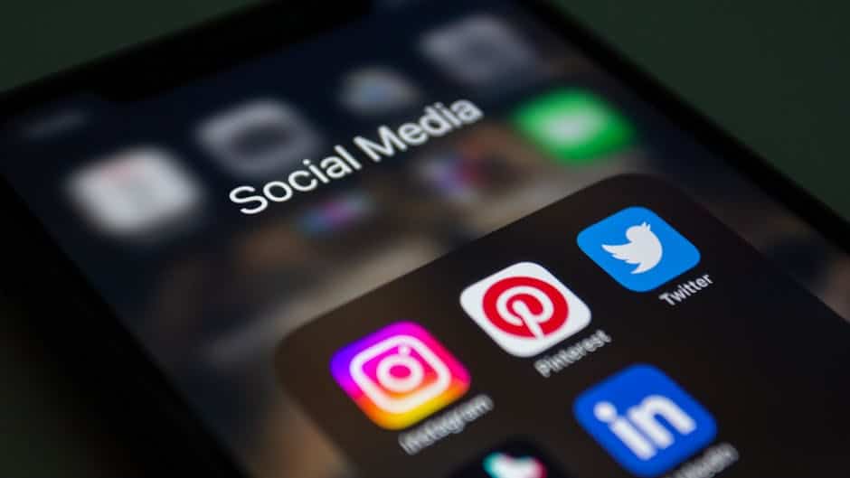 Écran de smartphone affichant des applications de réseaux sociaux populaires comme Instagram et Twitter.