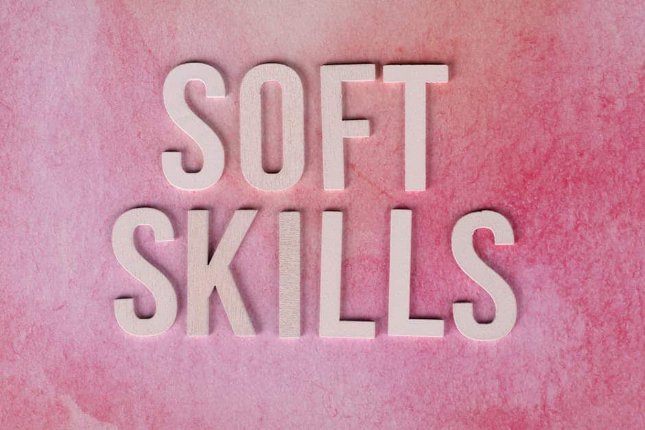 Texte « Soft Skills » sur fond aquarelle rose, pour des thèmes éducatifs et professionnels.