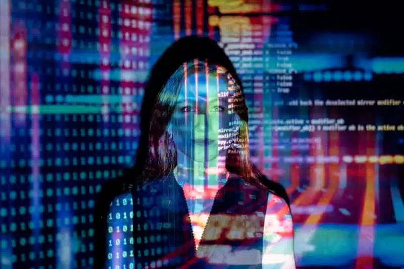 Professionnelle utilisant l'outil dans son flux de travail quotidien