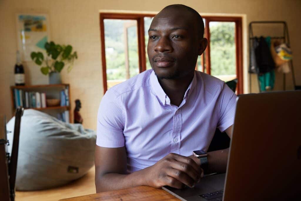 Entrepreneur utilisant Claude IA pour améliorer la productivité de sa TPE