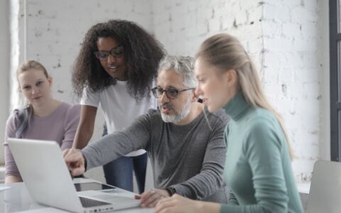 Réunion d équipe dont le compte rendu est généré par une IA