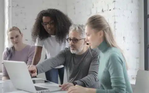 Réunion d équipe dont le compte rendu est généré par une IA