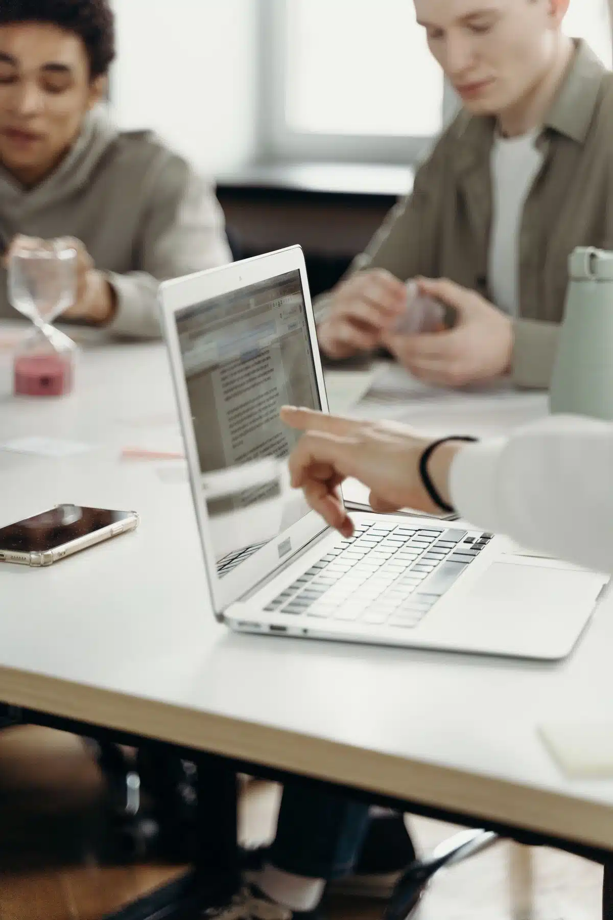 Outils d'IA pour transcrire une réunion et rédiger un compte rendu automatiquement