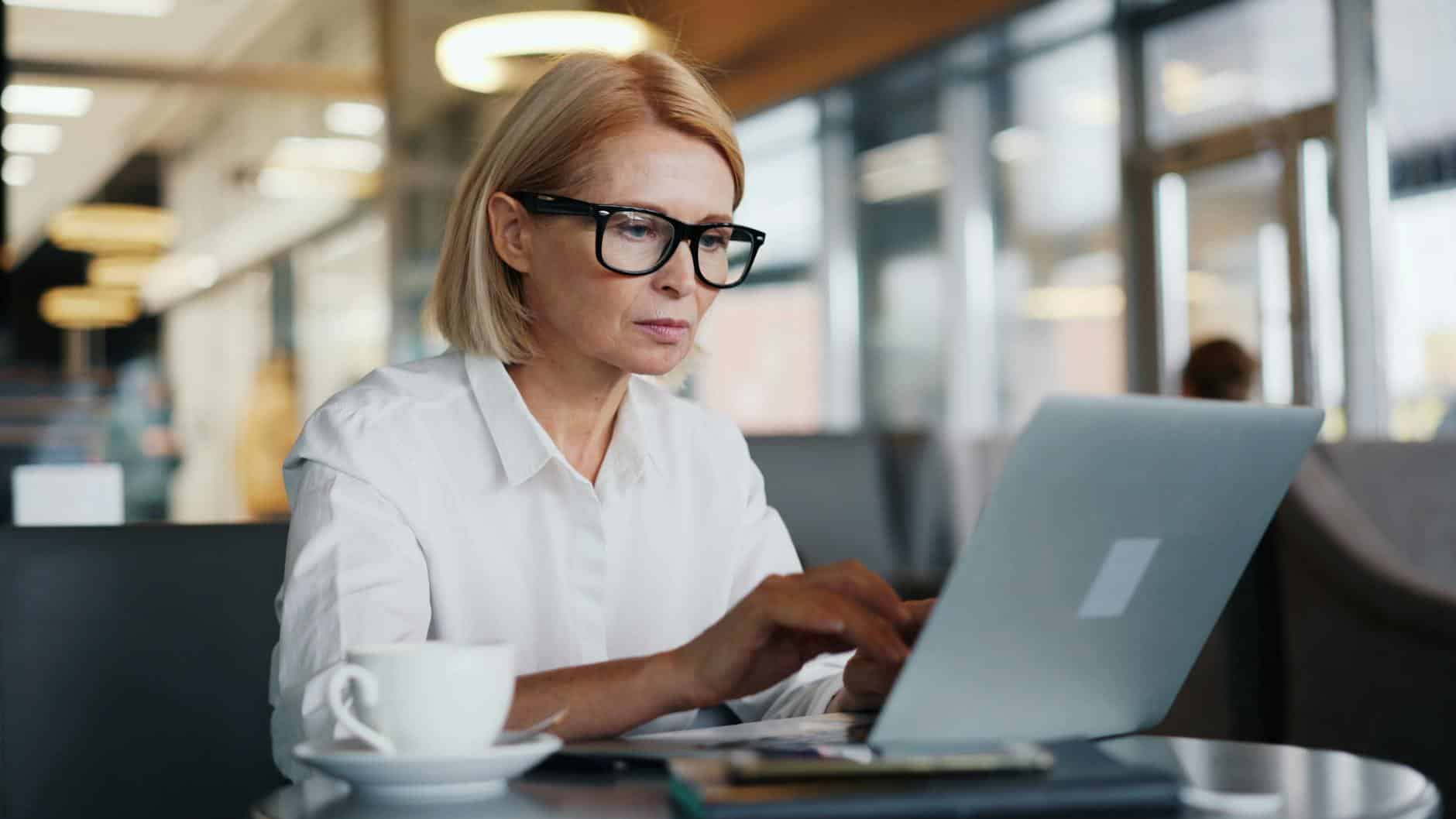professionnelle qui utilise Claude pour sa communication