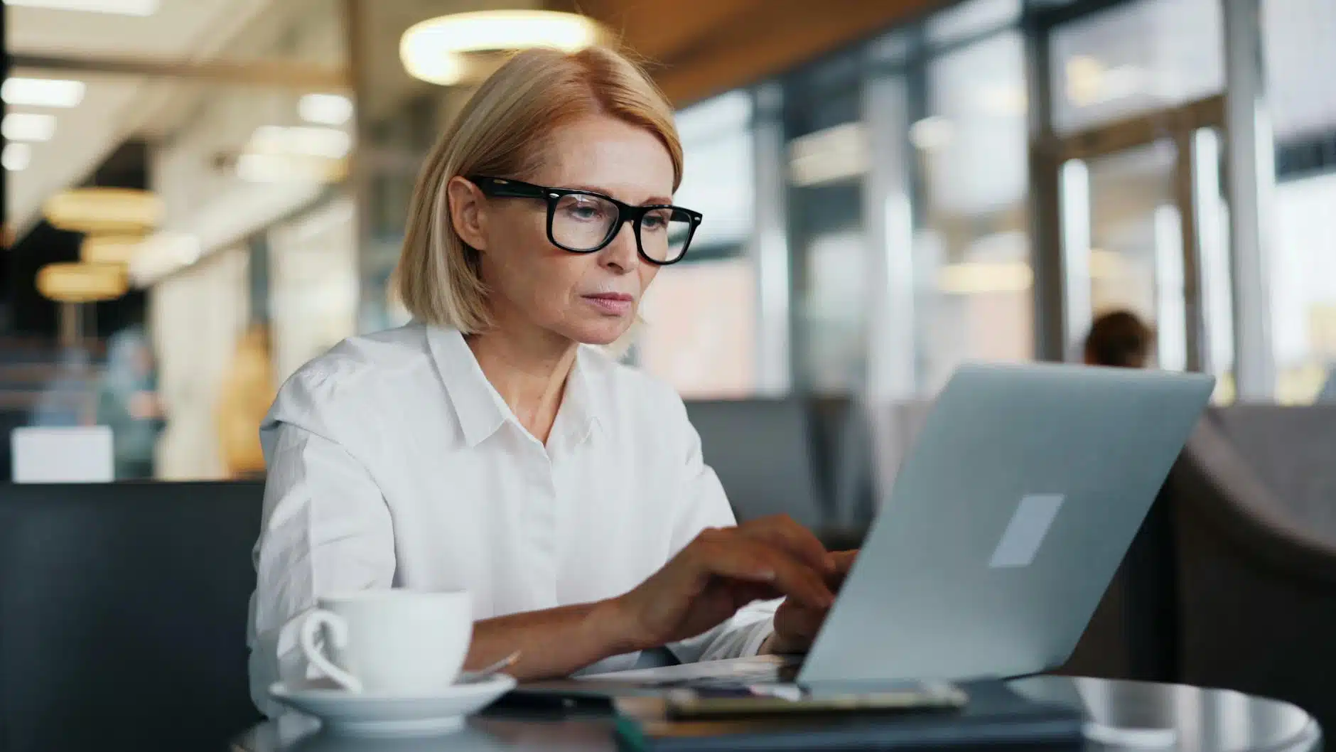 professionnelle qui utilise Claude pour sa communication