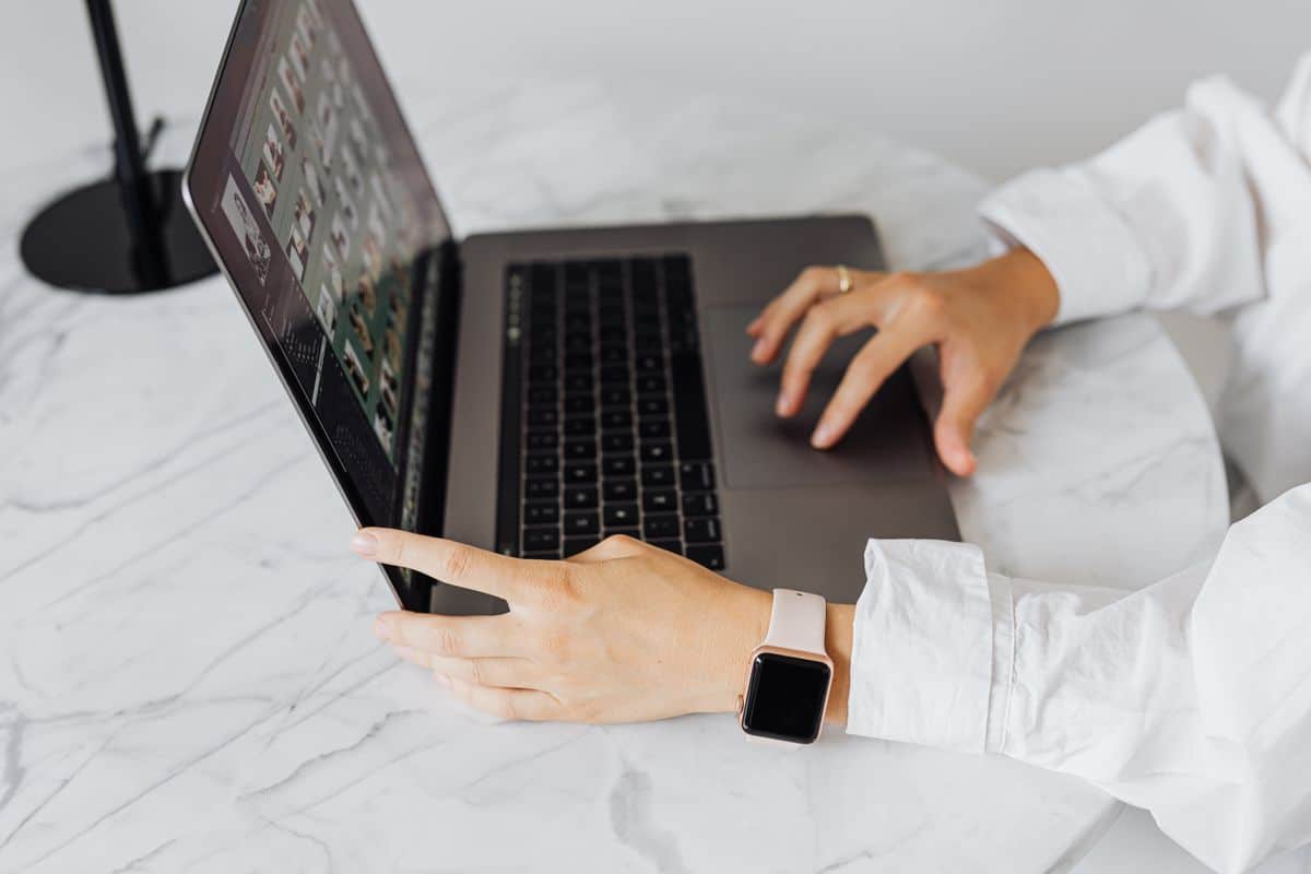 dirigeant de TPE utilisant l'intelligence artificielle sur son ordinateur portable
