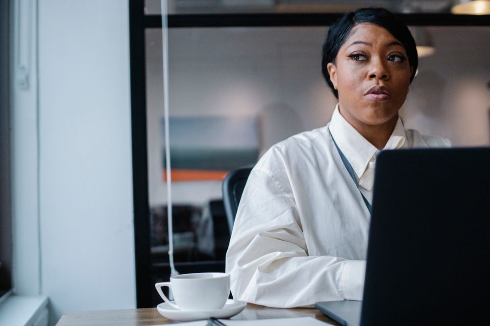 dirigeante de petite entreprise adoptant l'intelligence artificielle sur son ordinateur