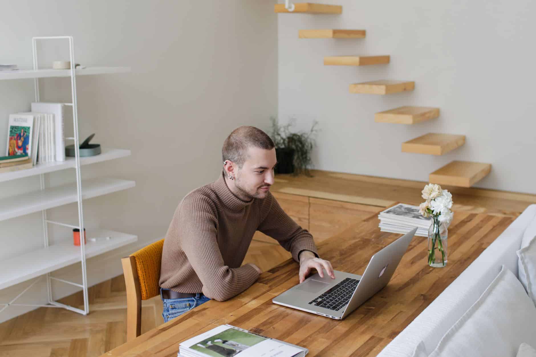 Échange en visioconférence avec un client depuis son domicile
