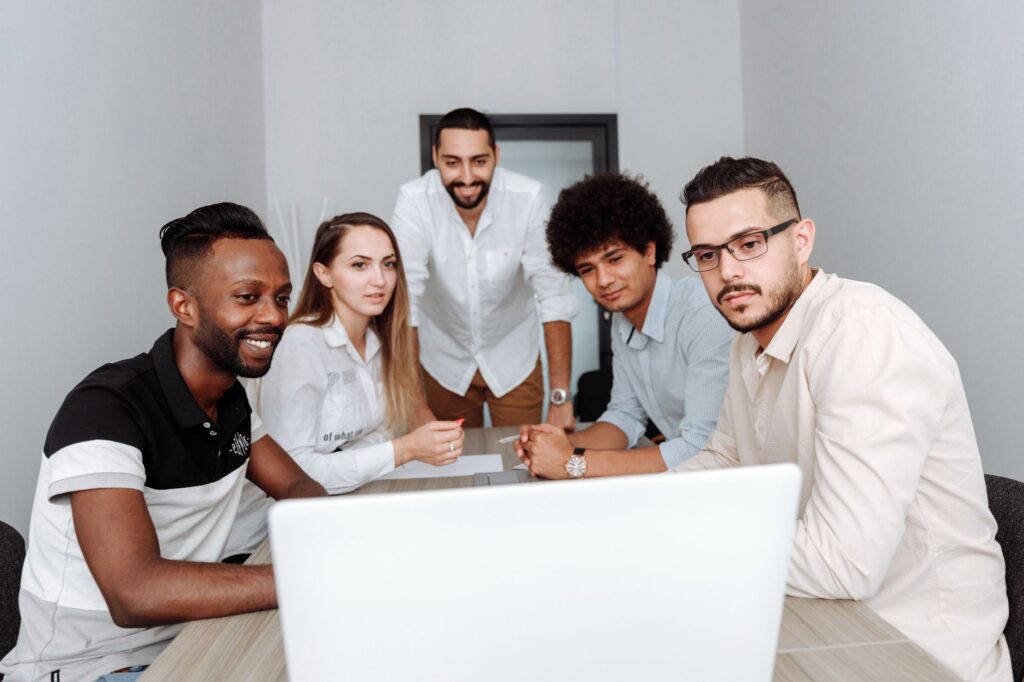 Équipe de TPE qui organise et délègue son travail