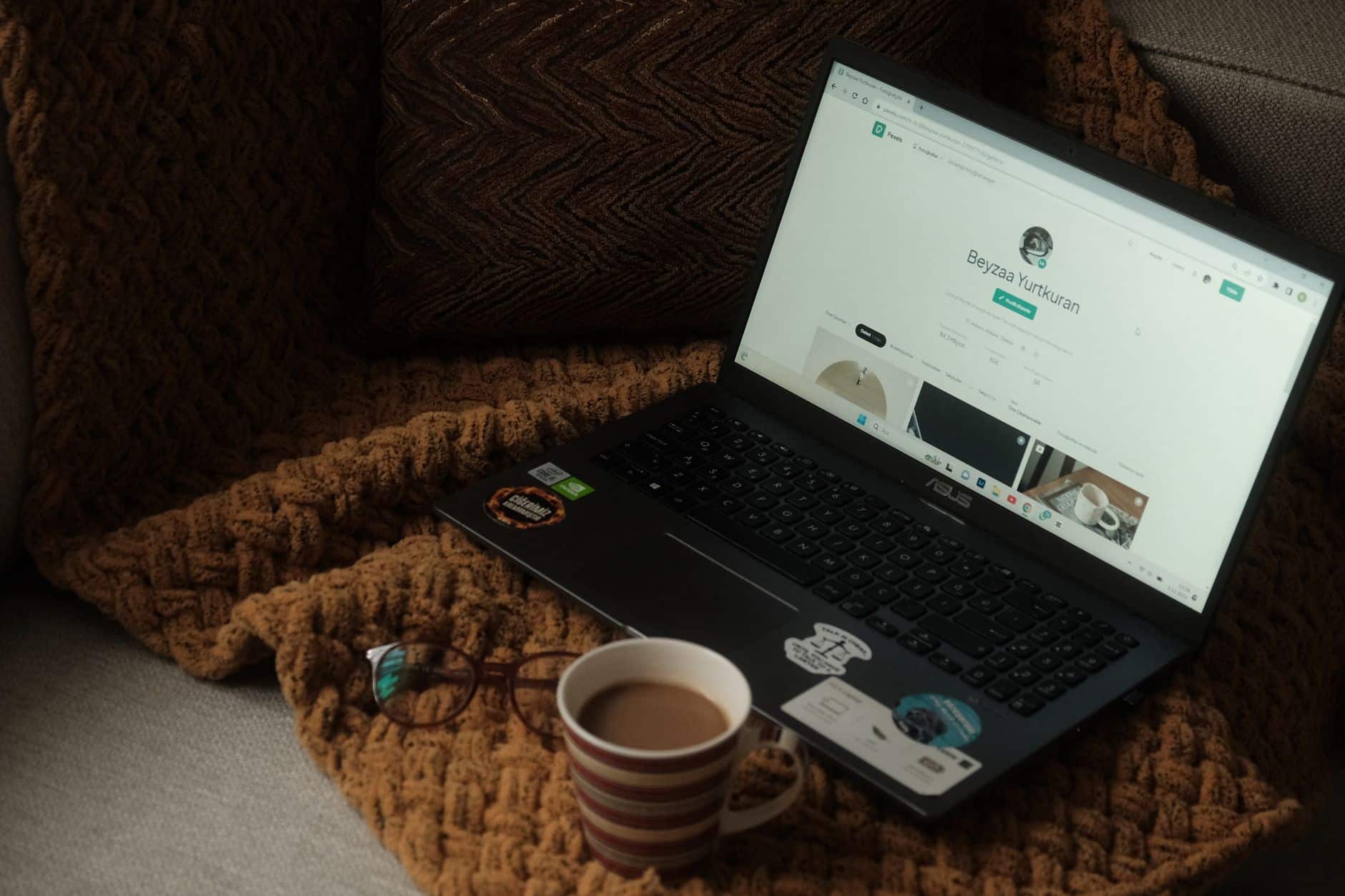 Espace de bureau à domicile avec ordinateur et café