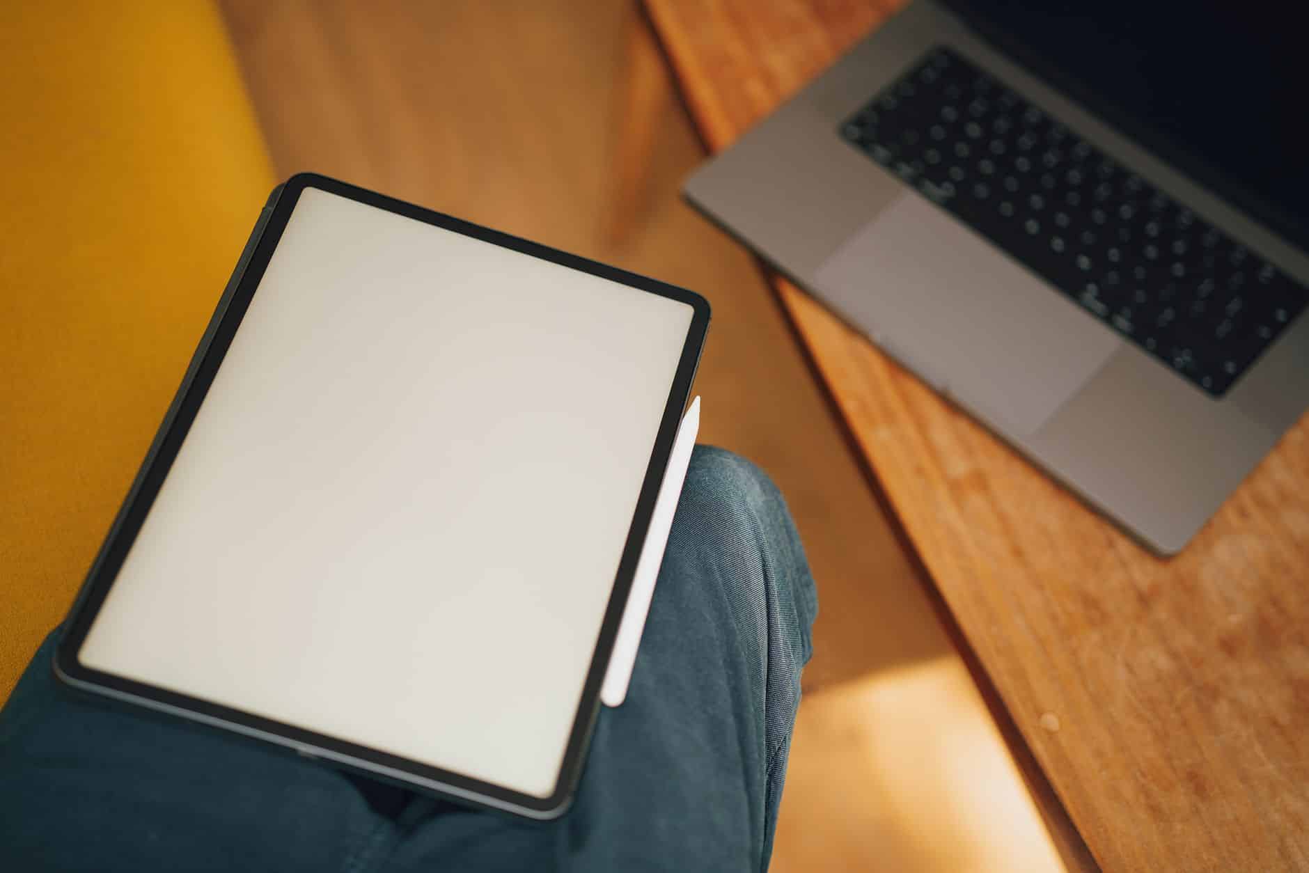 Freelance travaillant depuis son domicile sur son ordinateur