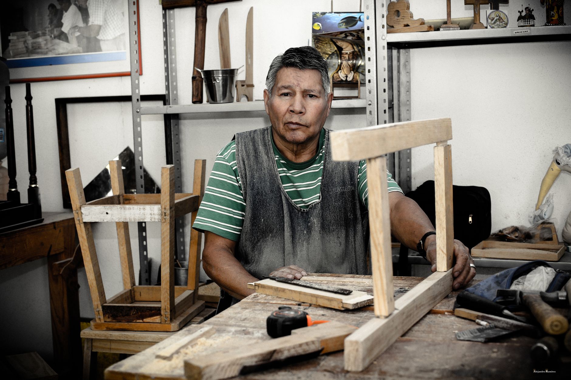 Artisan menuisier dont l'IA prépare les mails et les devis pour gagner du temps