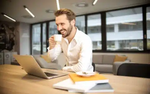 Dirigeant de TPE qui gagne du temps avec l'IA au bureau