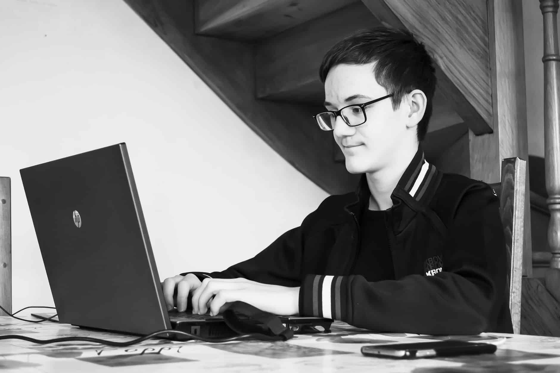 Reconversion réussie en télétravail après un changement de voie