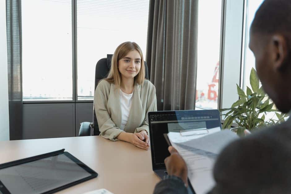 Candidate attendant son entretien d'embauche dans un bureau moderne