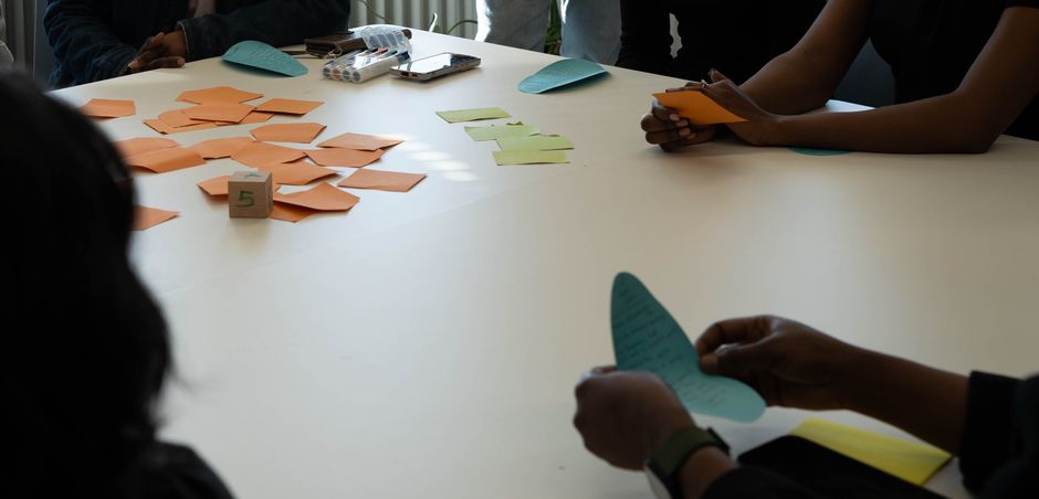Équipe en réunion autour d'une table avec des notes colorées
