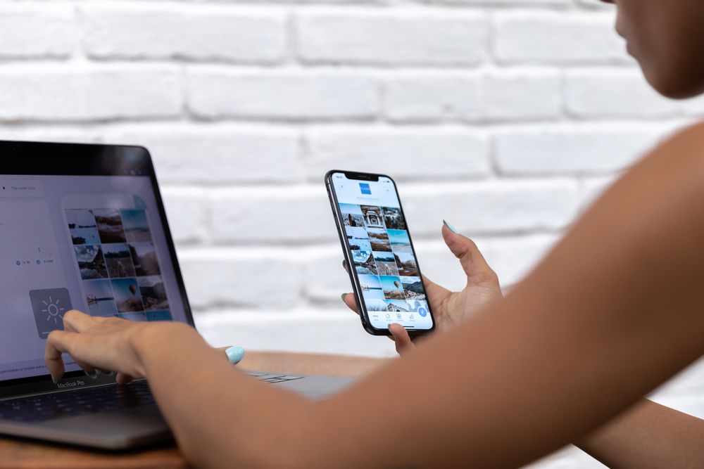 Ordinateur portable et téléphone pour programmer ses publications à l'avance