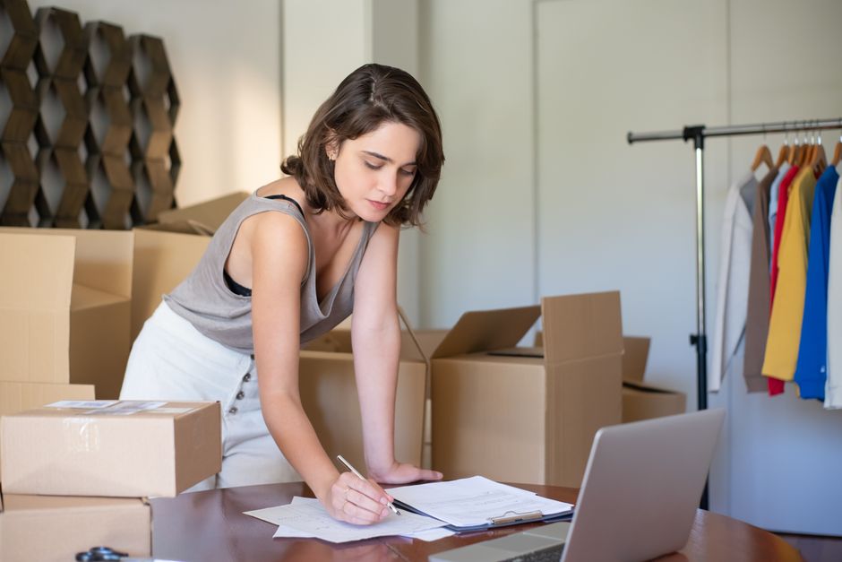 Entrepreneuse qui gère son activité depuis son bureau à domicile avec un ordinateur portable
