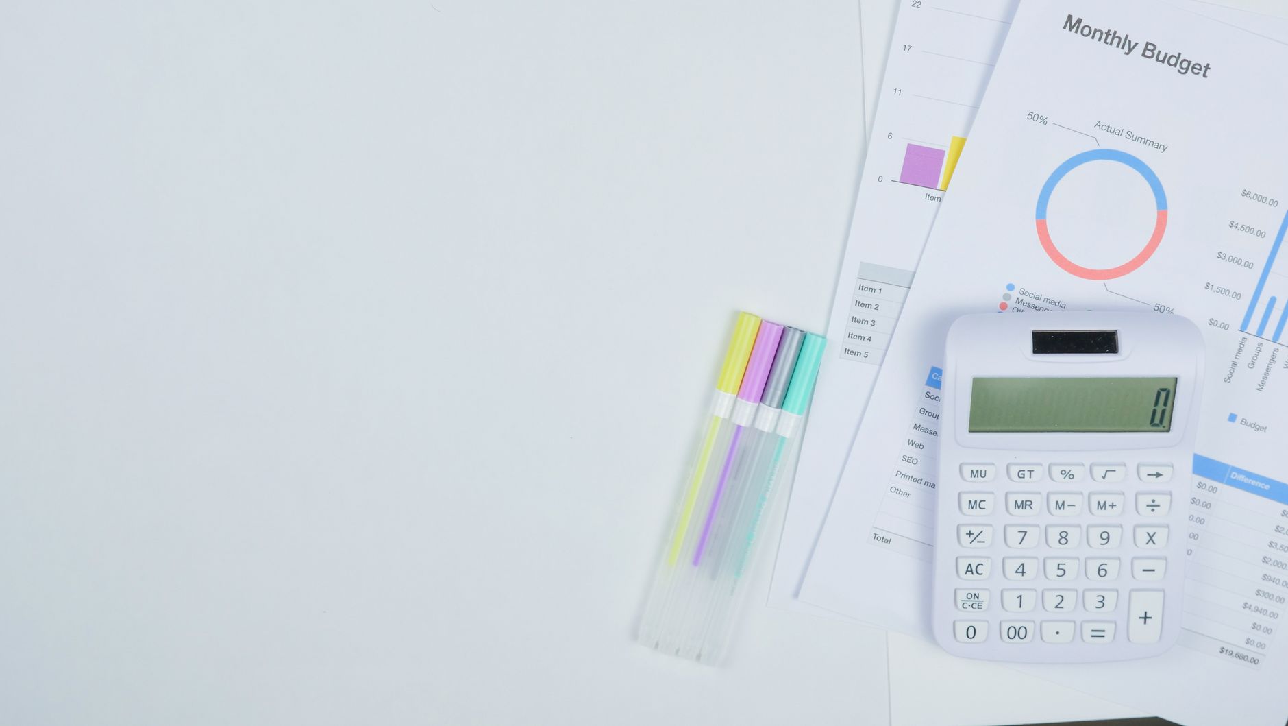 Calculatrice et papiers pour établir un budget