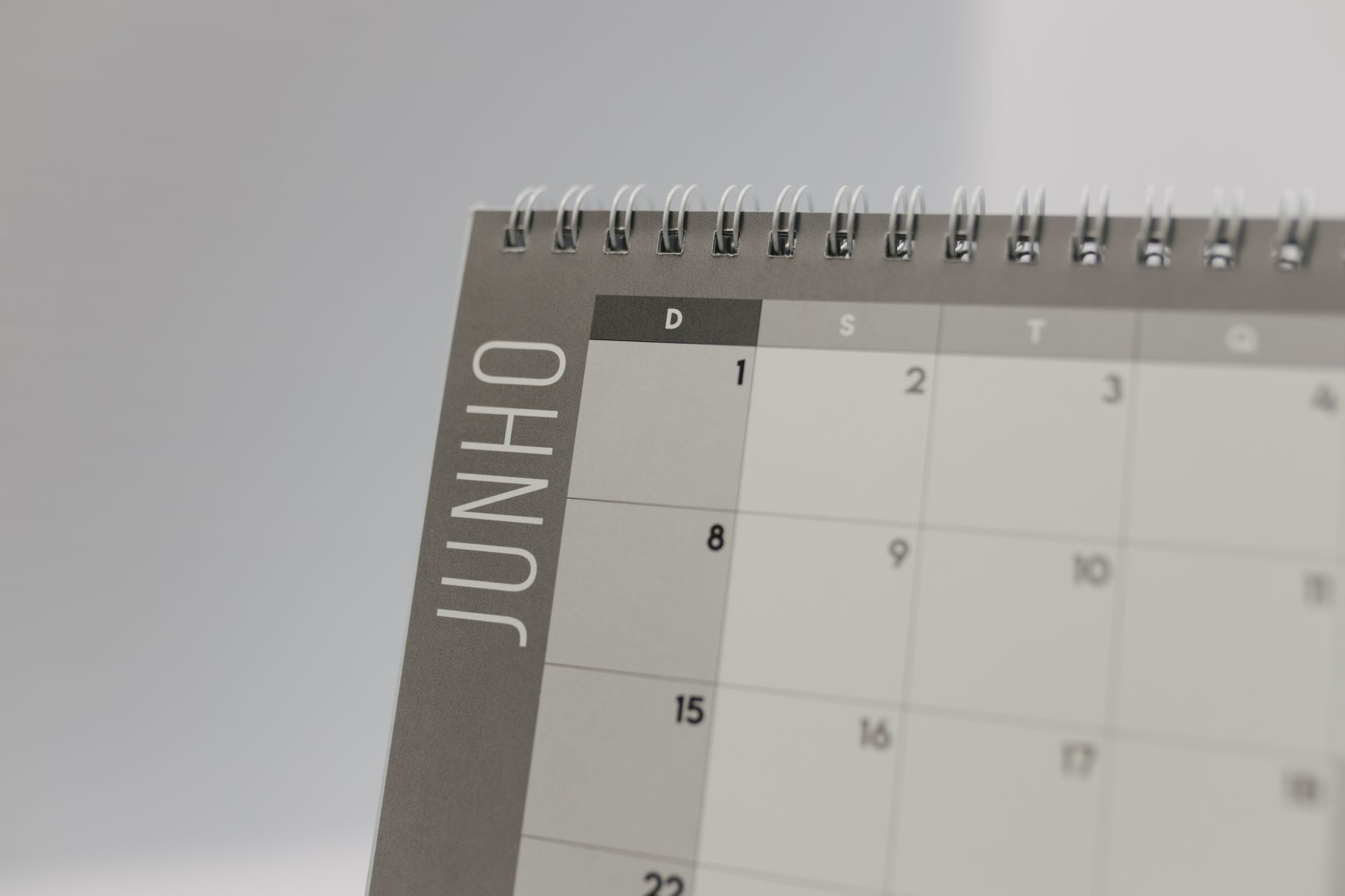 Calendrier et agenda ouverts sur un bureau pour planifier