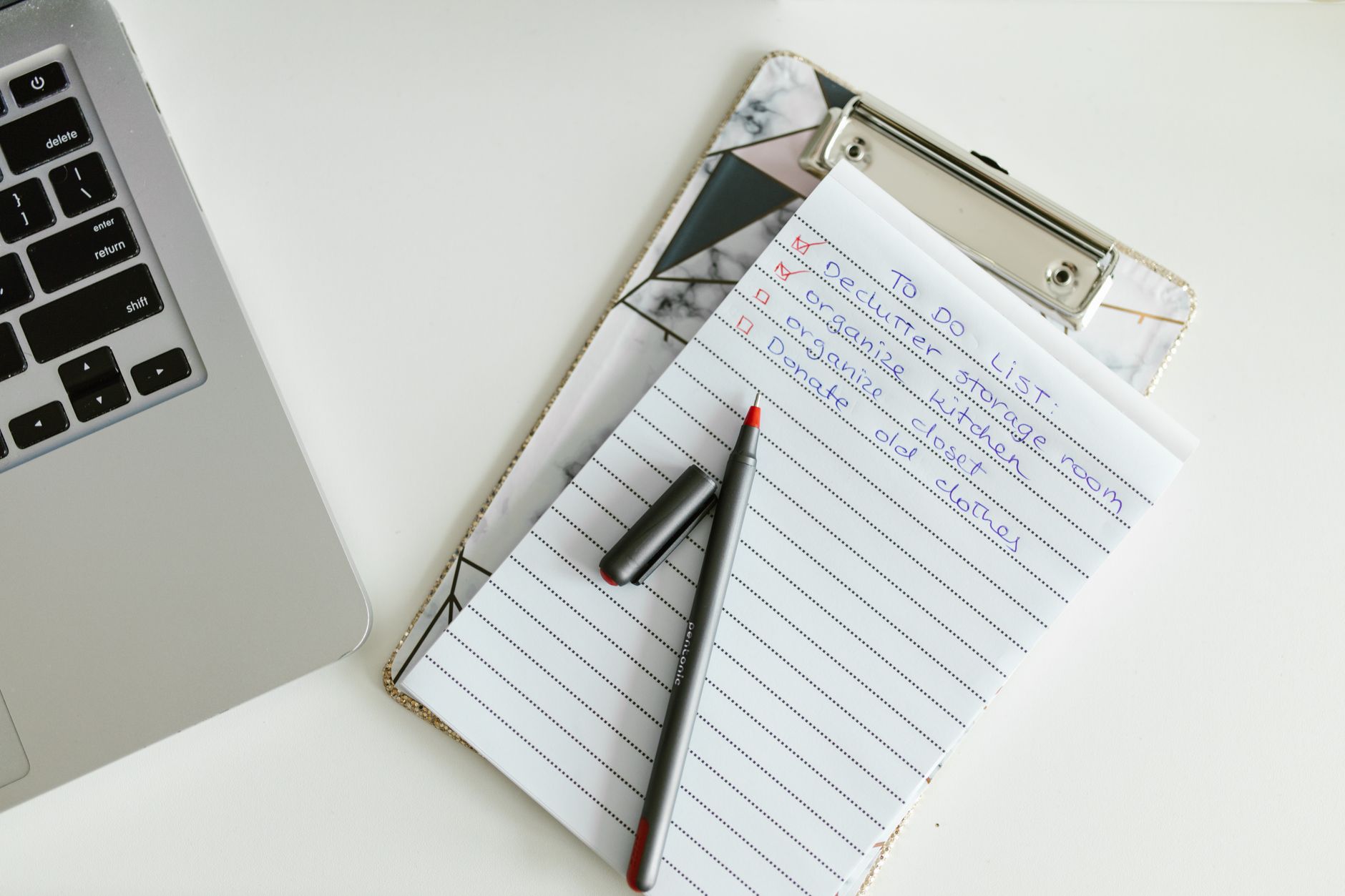 Carnet avec liste de contrôle et stylo