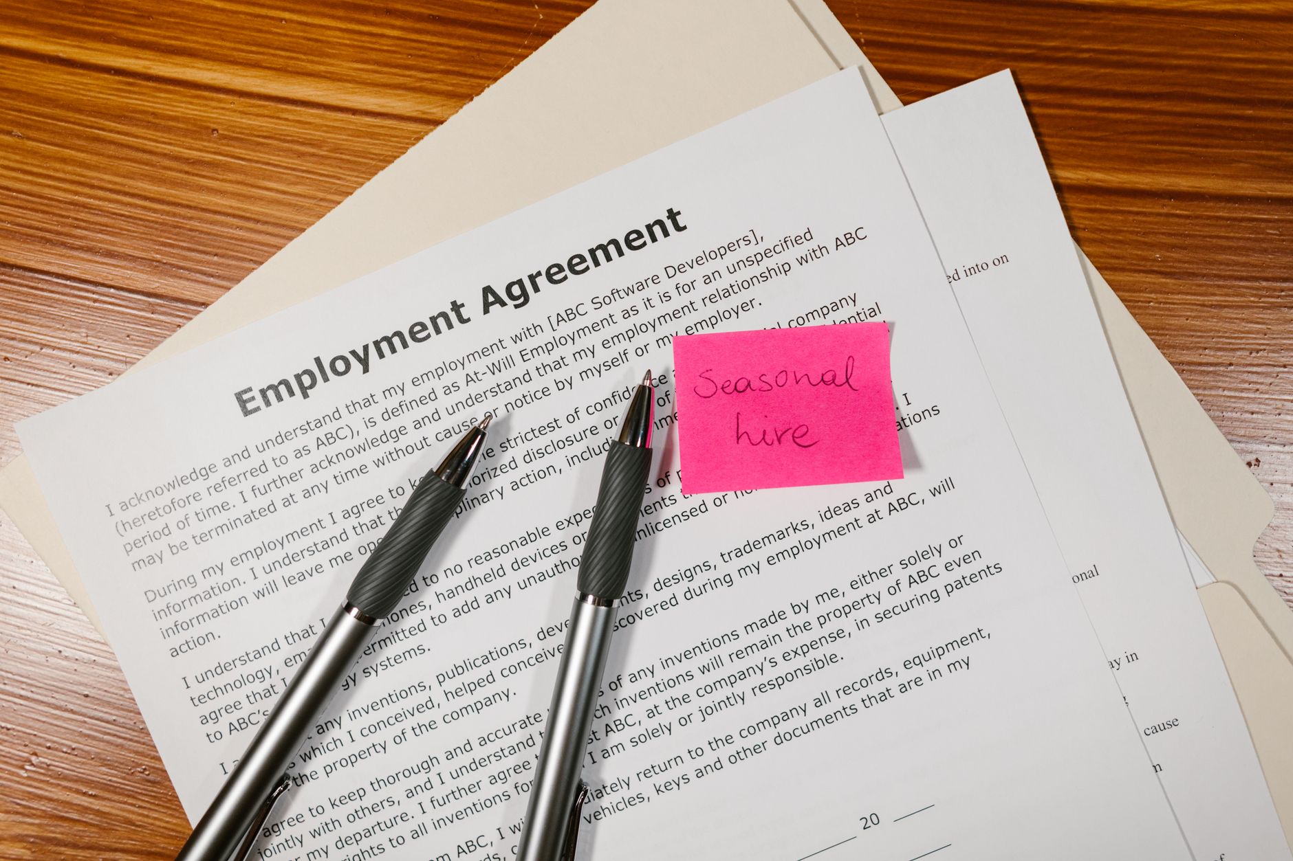 Contrat de travail et stylo sur un bureau