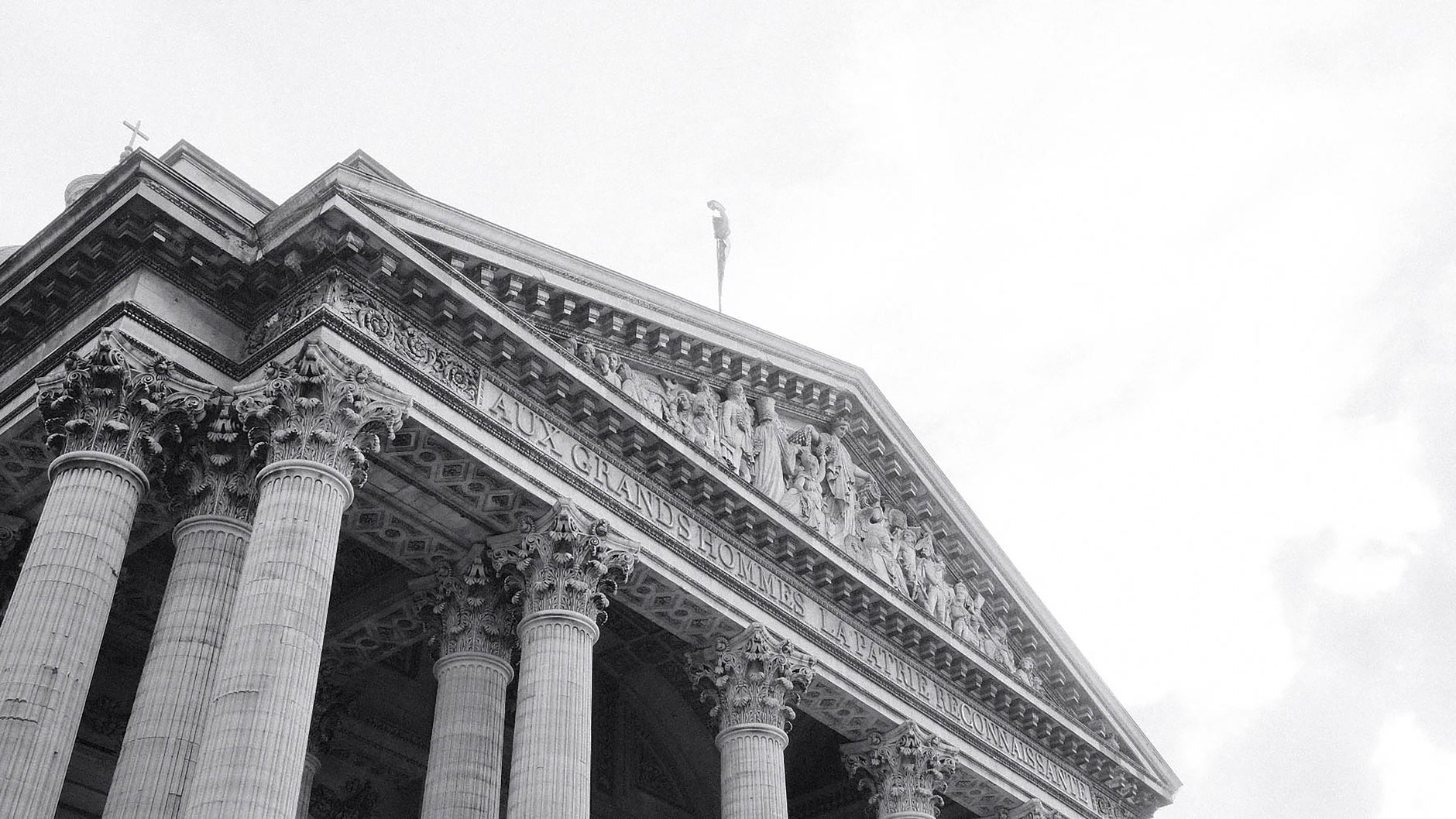 Façade à colonnes d'un bâtiment institutionnel