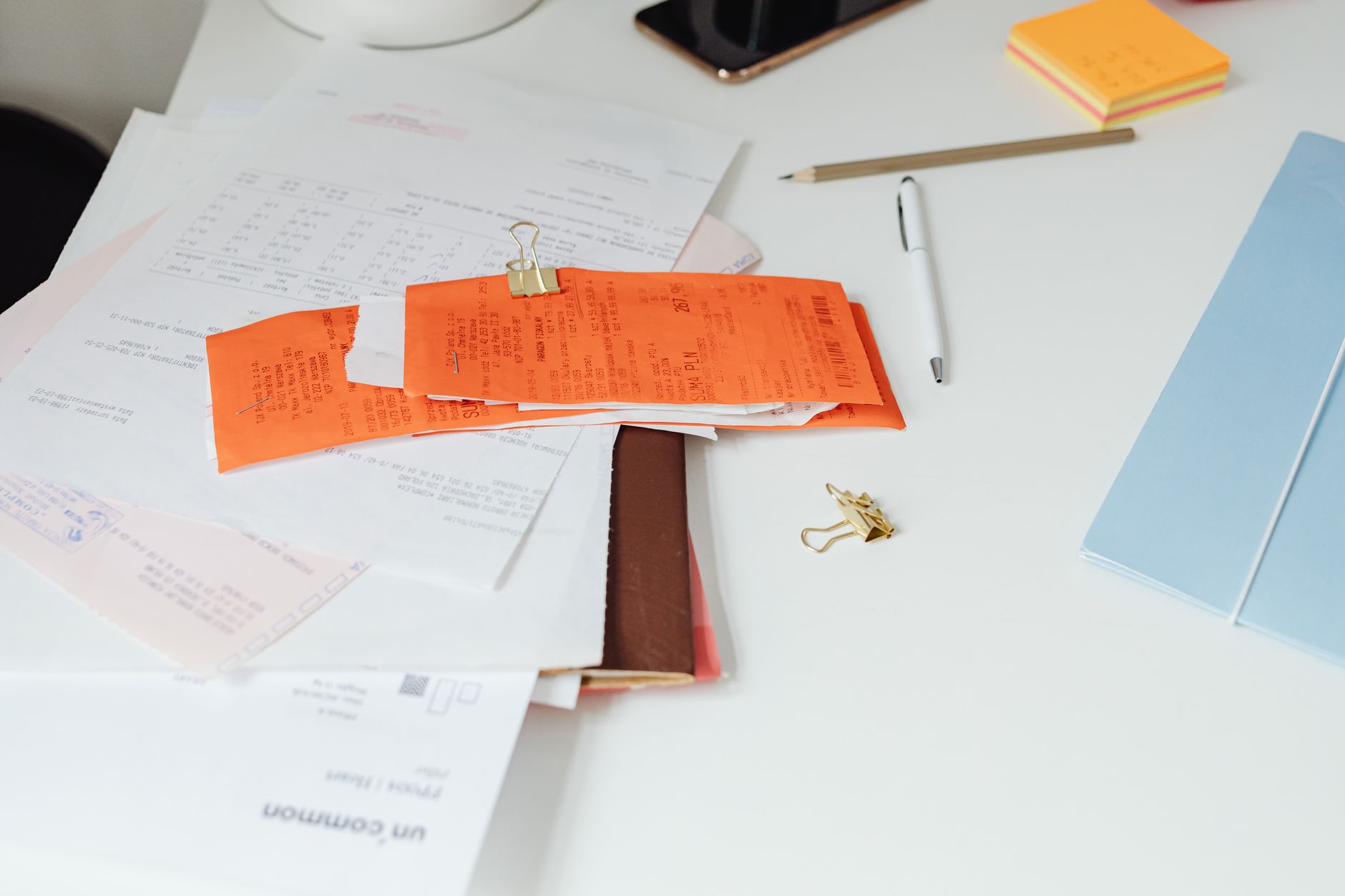 Facture et documents administratifs étalés sur un bureau