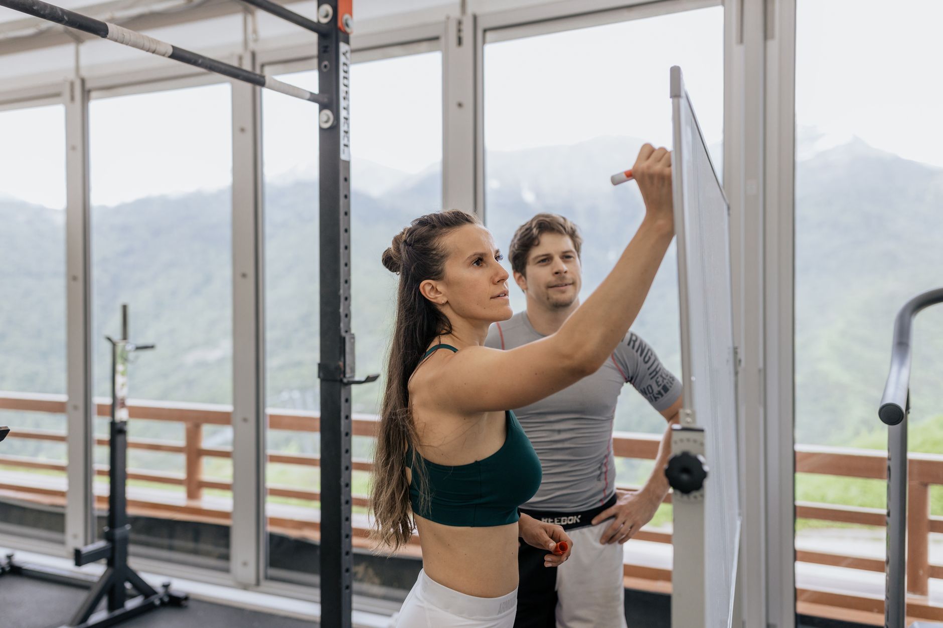 Formateur devant un tableau blanc face à un groupe d'adultes