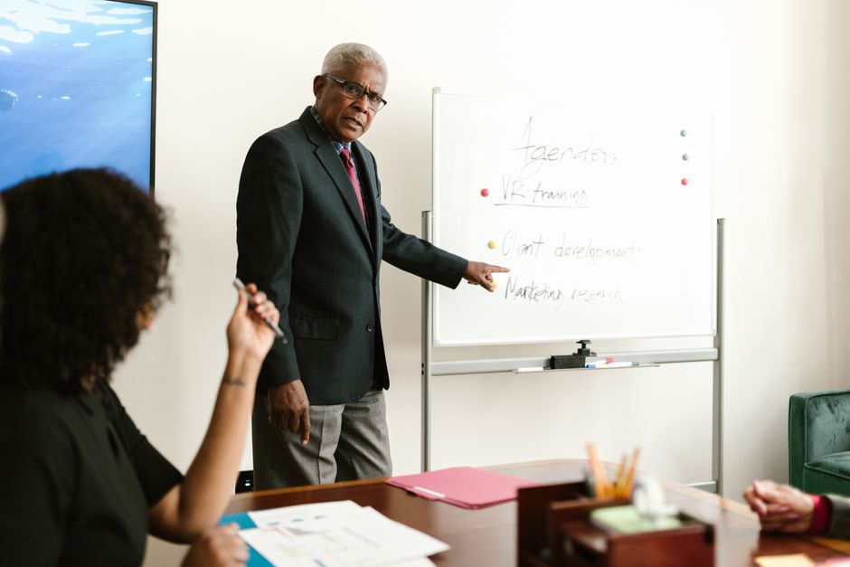 Formateur en salle de formation devant ses stagiaires