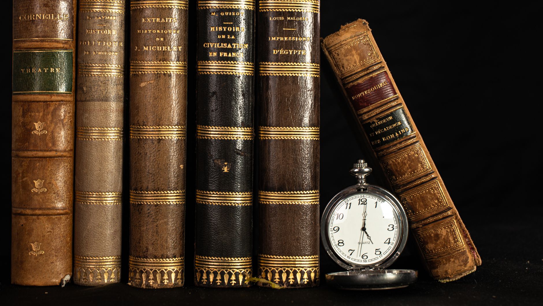 Livres de droit et maillet de juge sur une table