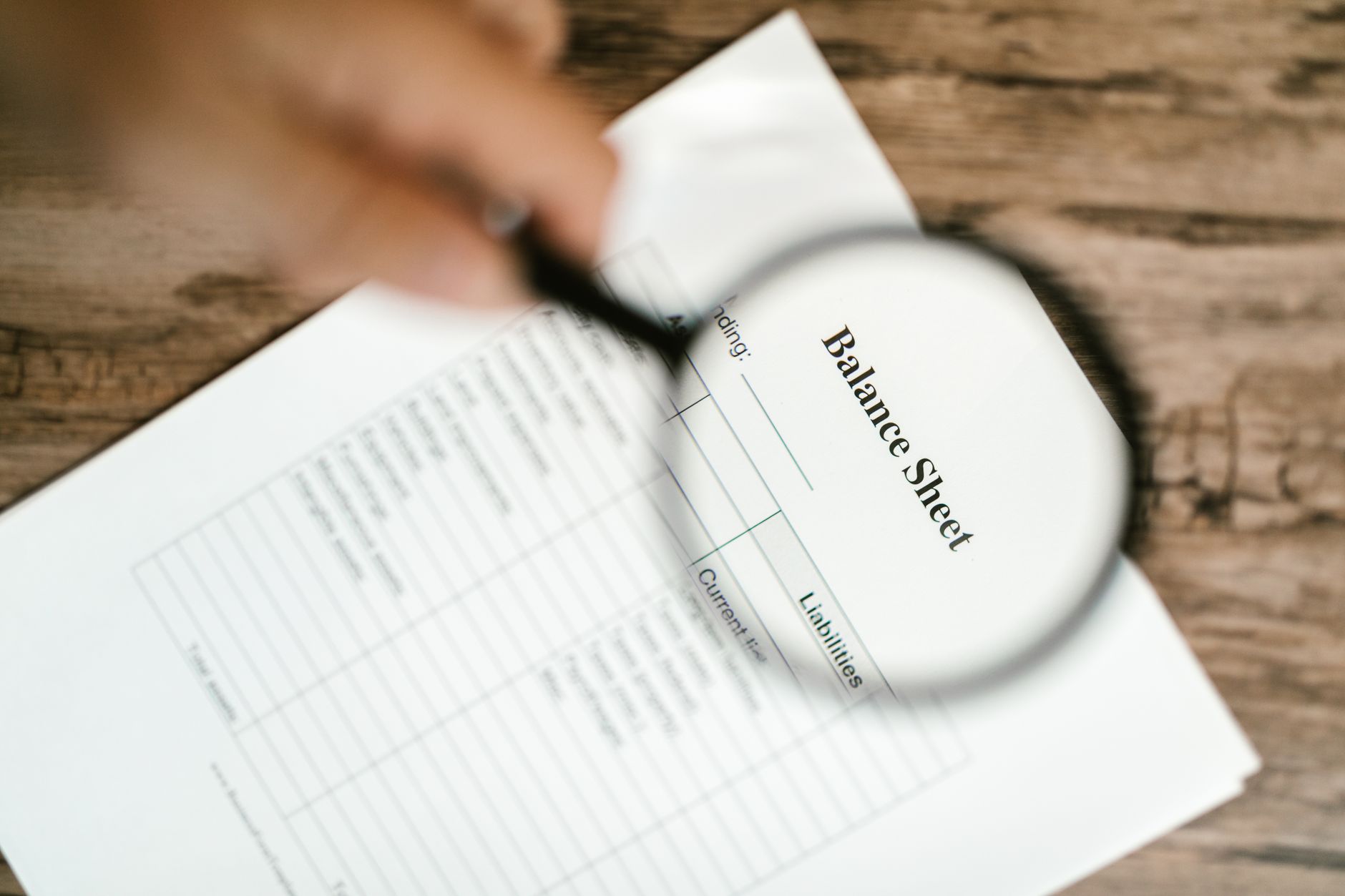 Loupe posée sur un document que l'on relit attentivement