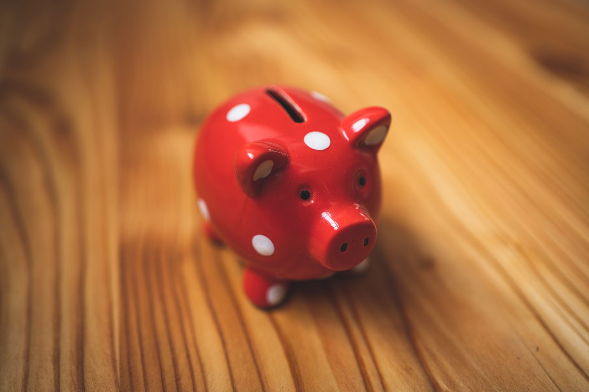 Pièces de monnaie empilées symbolisant les frais à prévoir