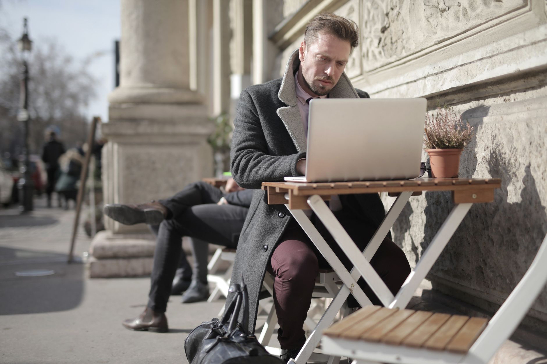 Travailleur indépendant au travail sur son ordinateur portable
